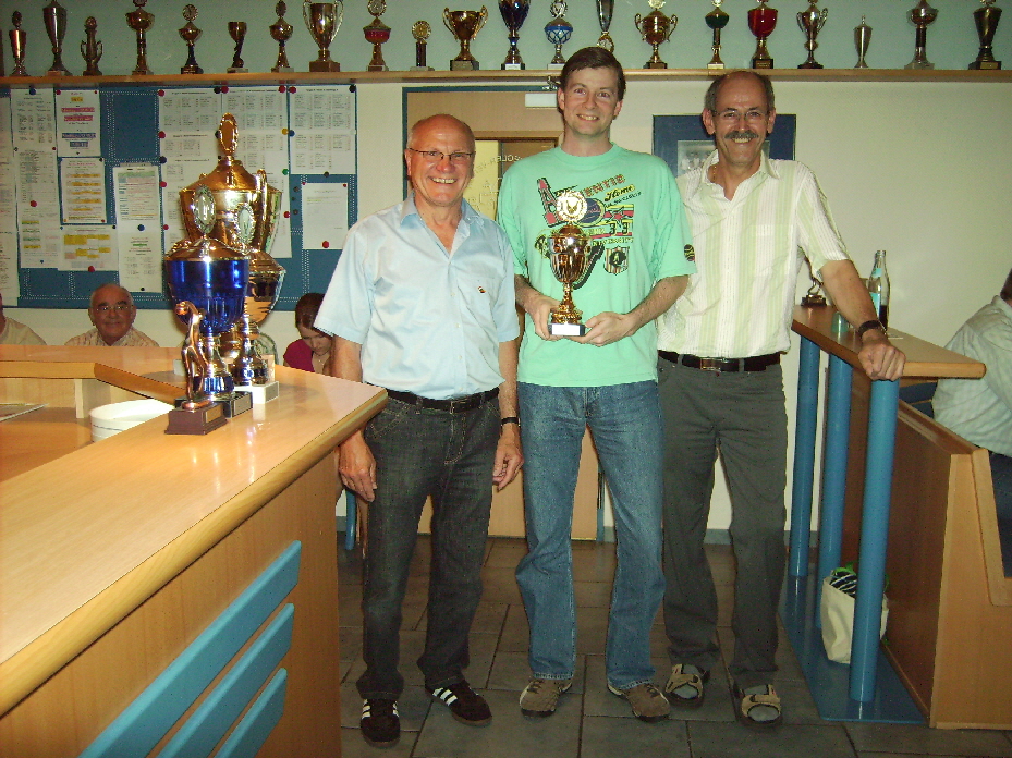 In der Bildmitte sehen wir Stefan Roth vom SKC 1 mit dem Pokal für den 3. Platz der Gruppe A.